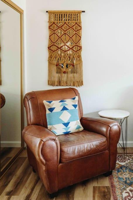 Cozy Rustic Minutes To Nat'l Park Holiday home Joshua Tree